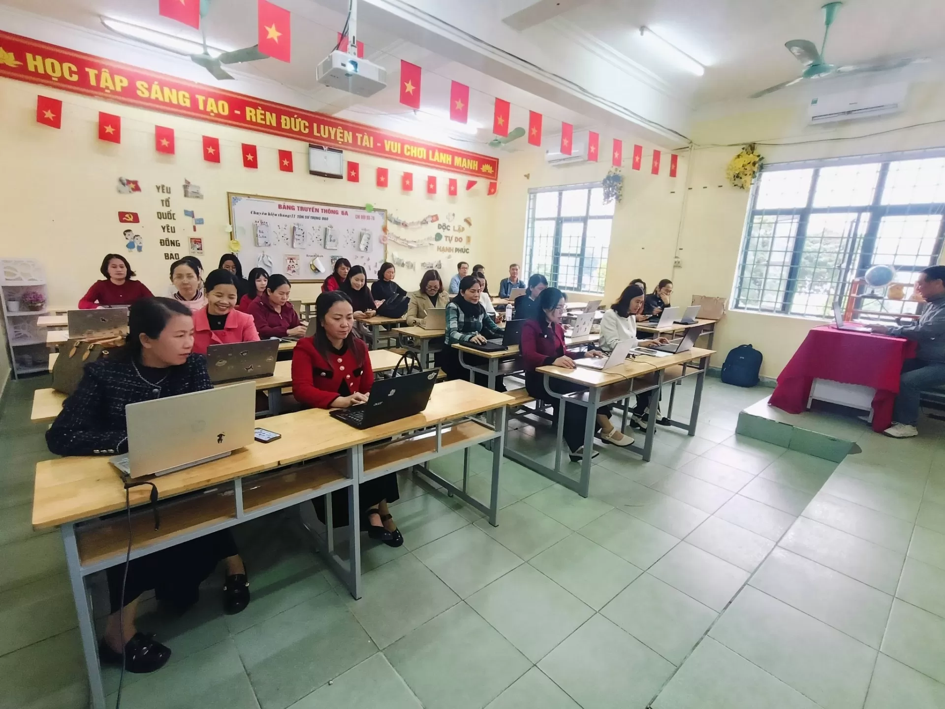 TRIỂN KHAI THỰC HIỆN KHUNG NĂNG LỰC SỐ CHO HỌC SINH THCS